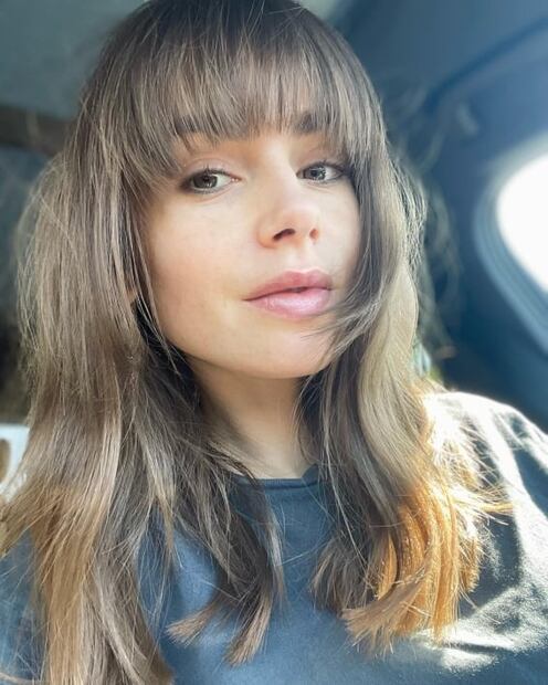 Lily Collins lleva el corte de cabello ideal para el frío: 'Birkin bangs’ con flequillo francés