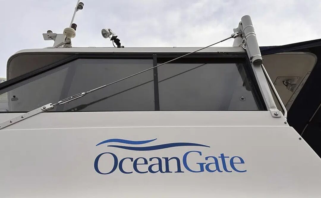 El logo de OceanGate Expeditions se ve en un barco cerca de las oficinas de la compañía en un almacén industrial marino en Everett. Foto: AP