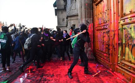 Pide AMLO a feministas "que no nos pinten las puertas, las paredes"