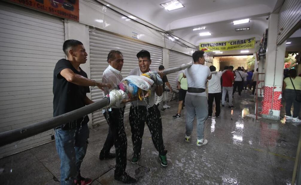 Locatarios ayudando a los bomberos a combatir el incendio. Foto: Valente Rosas / EL UNIVERSAL
