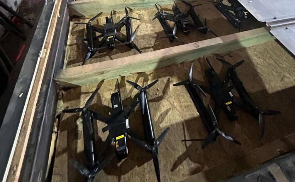 Vista de drones almacenados antes de ser transportados al remolque de un camión de gran tonelaje desde el que fueron activados a control remoto y lanzados contra aeródromos militares en cinco regiones rusas, incluido las siberianas Irkutsk y Amur, a más de 6.000 kilómetros de Ucrania. Según informó el Servicio de Seguridad de Ucrania (SBU), fueron alcanzados más de 40 aviones en el marco de la operación Telaraña, lo que fue confirmado por blogueros militares rusos como Rybak, que informó sobre la destrucción de varios bombarderos Tu-95M. Foto: EFE