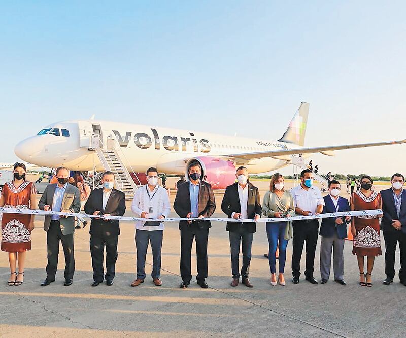 El gobernador y directivos de Volaris recibieron a los primeros pasajeros de la ruta que operará los lunes, miércoles y viernes. Foto: Especial