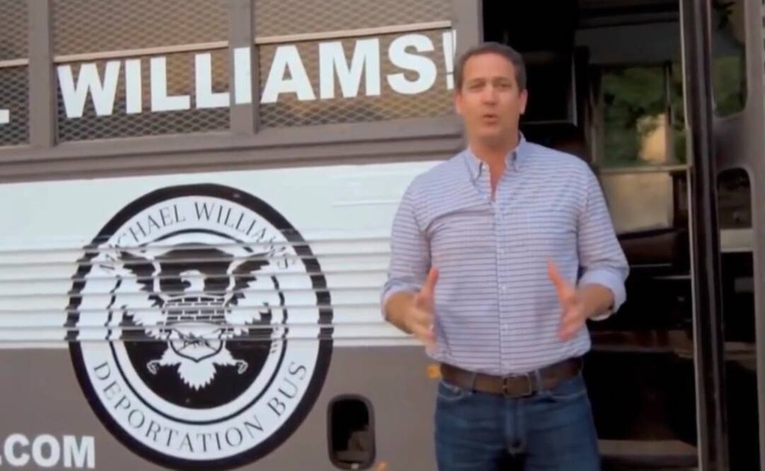 Michael Williams muestra el "Autobús de la Deportación" Foto:AP