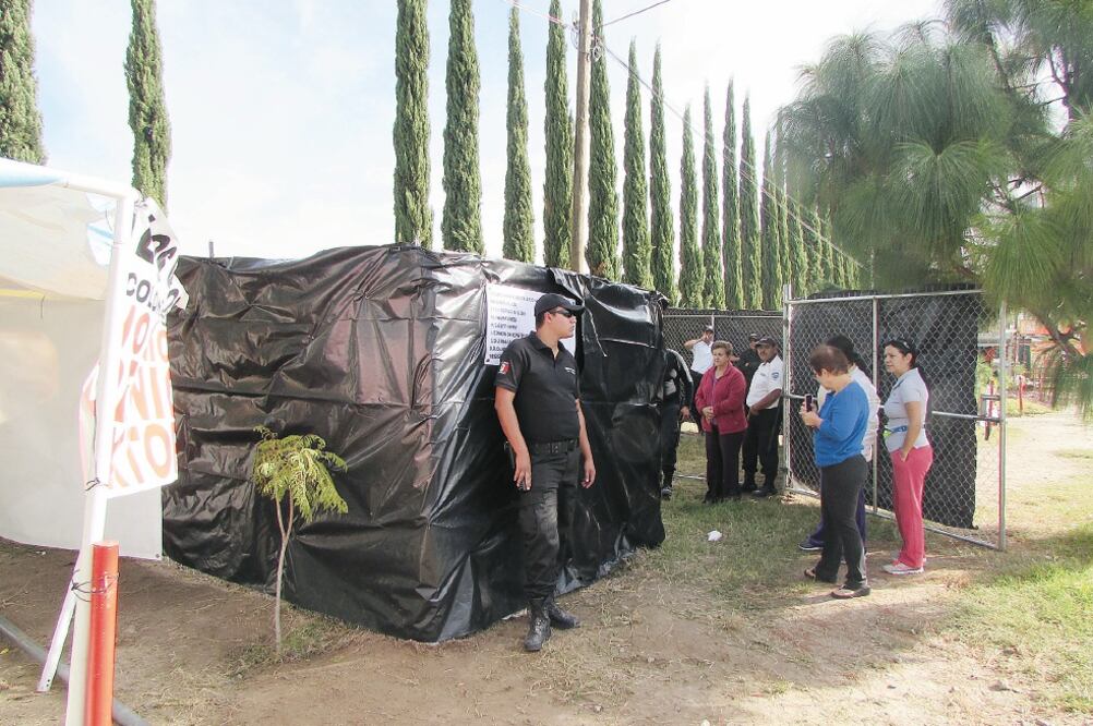 Alrededor de las tres de la mañana, unos 50 trabajadores comenzaron a levantar una reja en torno al plantón que mantienen los vecinos (ESPECIAL)