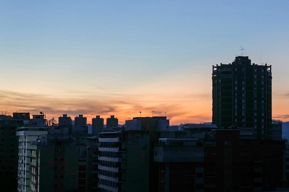 Los edificios permanecen en la oscuridad durante un corte de energía en Caracas, Venezuela, en la madrugada del viernes 30 de agosto de 2024. Foto: AP