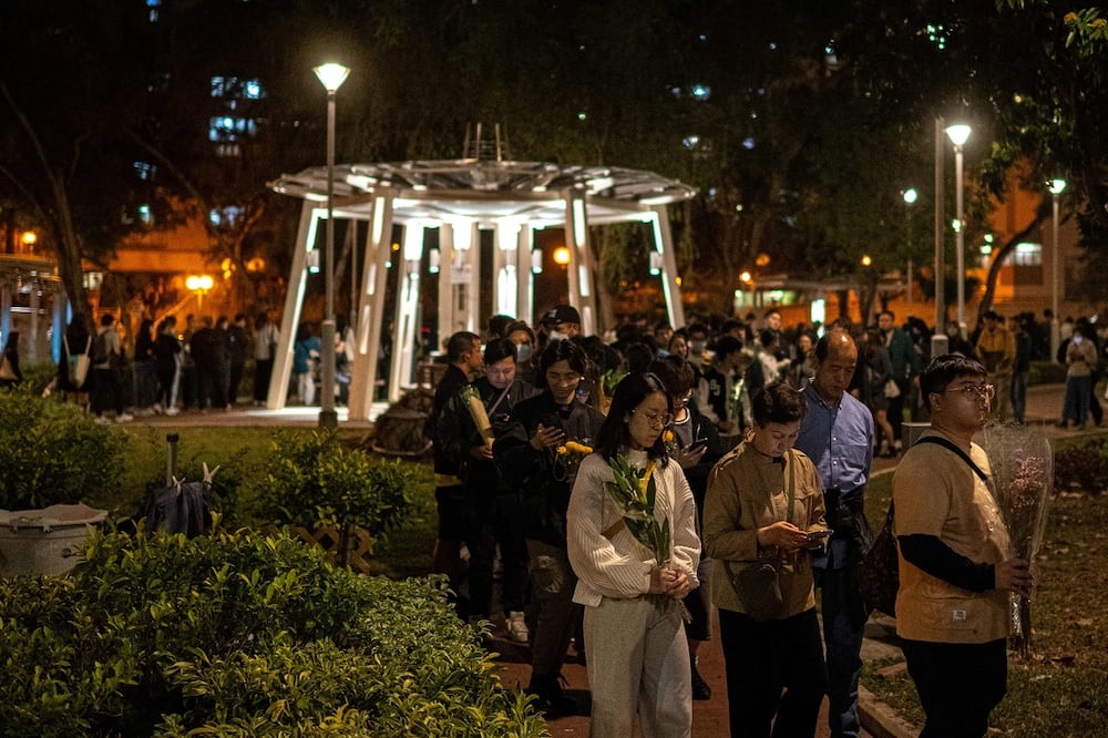 La gente hace fila para ofrecer flores frente al Tribunal Wang Fuk tras el mortífero incendio del 26 de noviembre en el distrito Tai Po de Hong Kong, el 29 de noviembre de 2025. Foto: aFP
