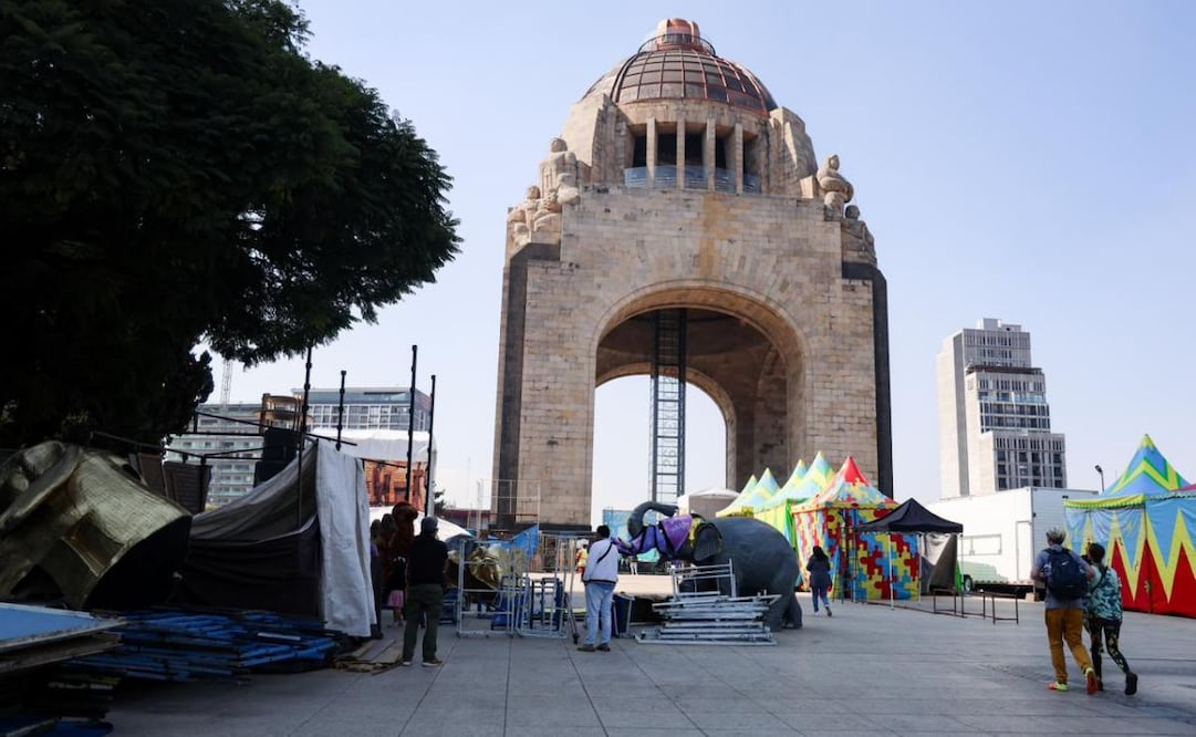 Este viernes, los Reyes Magos y Santa Claus se alistan para amenizar las fiestas decembrinas en la explanada del Monumento a la Revolución. 
Foto: Hugo Salvador.