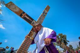 Viacrucis en Iztapalapa: Desde hace 20 años, Eduardo no ha dejado de cargar la cruz; es una forma de agradecer, creer y de seguir adelante, dice