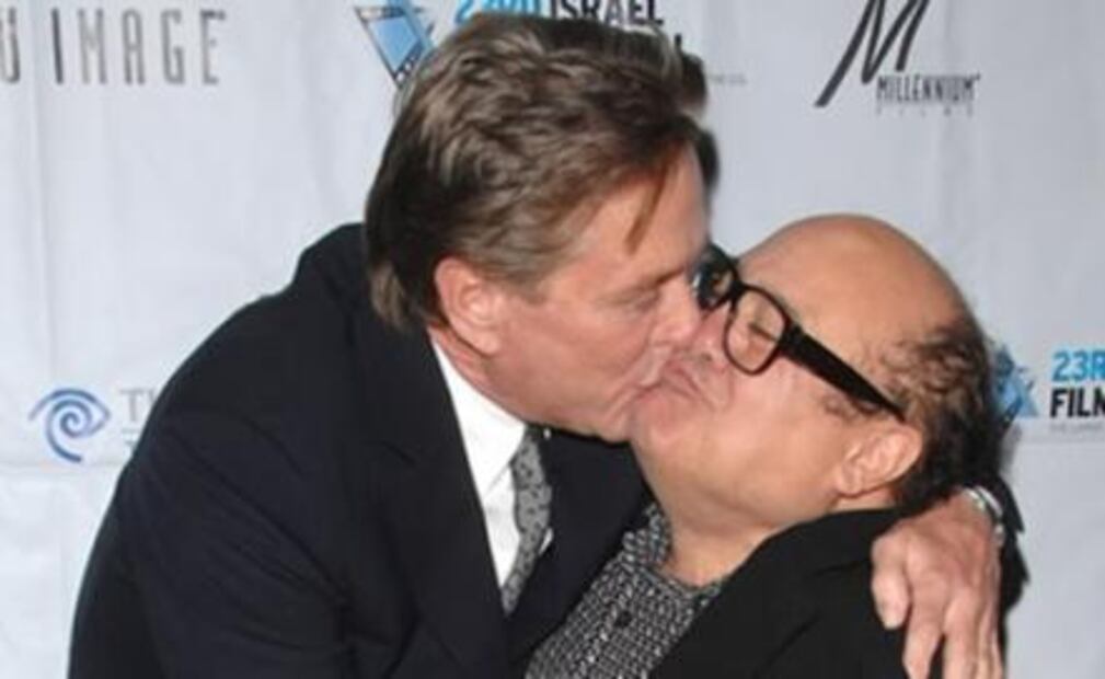 Benny Ibarra, John Travolta… besos entre famosos que causaron revuelo