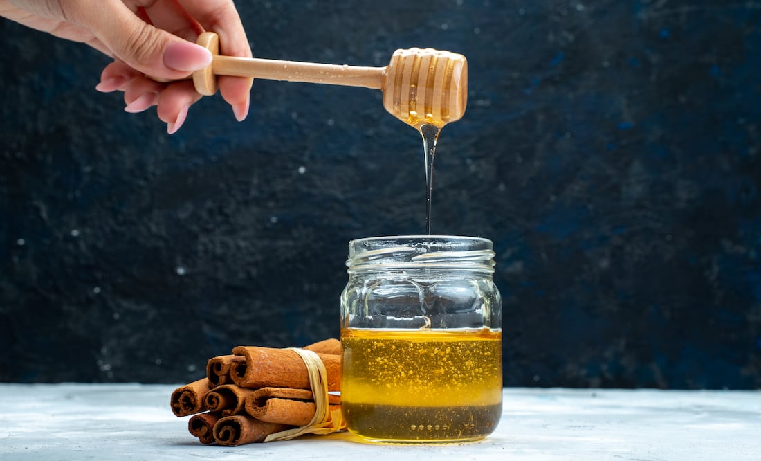 La miel y la canela cuentan con propiedades antioxidantes y antiinflamatorias. Foto: Freepik