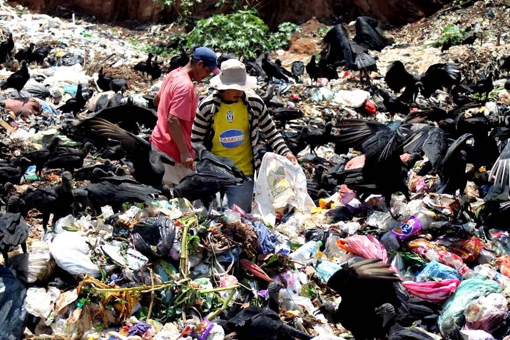 Migrantes guatemaltecos y pepenadores comentaron al sacerdote que la mayoría obtiene diario unos 40 pesos en jornadas laborales de hasta 11 horas. Foto Archivo/EL UNIVERSAL
