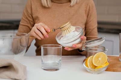 Para qué sirve mezclar cáscara de limón con bicarbonato de sodio