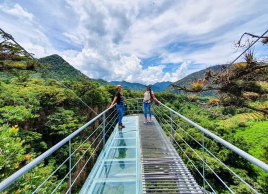 El nuevo puente colgante y otros miradores con piso de cristal en México