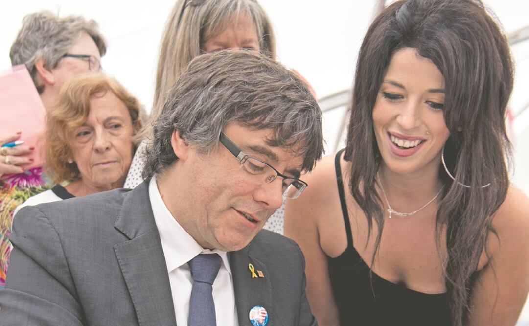 El ex presidente catalán Carles Puigdemont firmó autógrafos en Delemont, Suiza, el domingo pasado. (ANTHONY ANEX. AP)