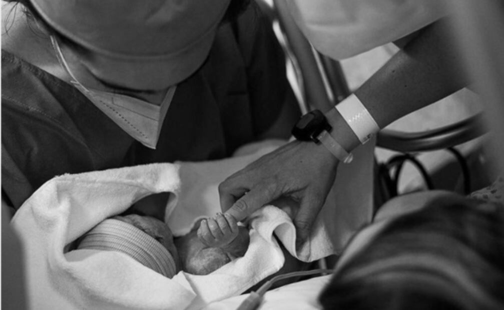 ¡Abuelo amoroso! Así luce Alejandro Fernández con su segunda nieta
