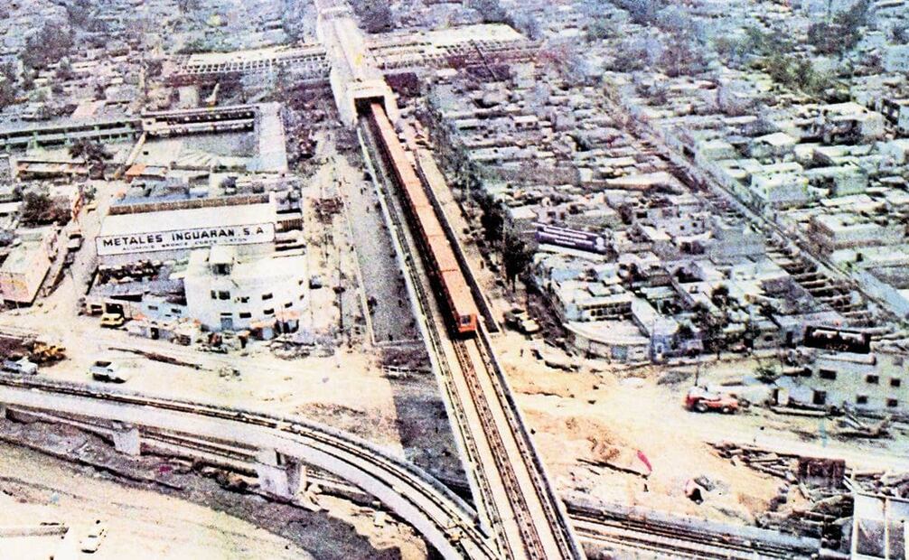 Alrededores de la estación metro Consulado poco después de su inauguración. El convoy se aproxima al cruce de las avenidas Congreso de la Unión y Río Consulado. Crédito: Colección Villasana.