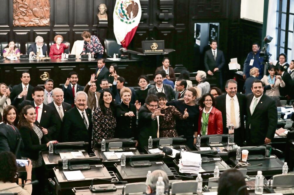 Luego de que estos días las jornadas de los constituyentes fueron agotadoras, al finalizar el último día de trabajos el cansancio se convirtió en caras sonrientes que posaron con satisfacción para las fotos del recuerdo (JUAN BOITES, EL UNIVERSAL)