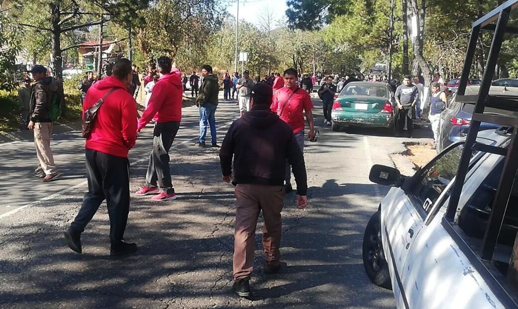 Un enfrentamiento y bloqueo se registró en la carretera Picacho Ajusco en Tlalpan, tras un desalojo de asentamiento irregular por autoridades capitalinas. Foto: especial