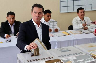 Peña Nieto vota en casilla de la Escuela Primaria El Pípila