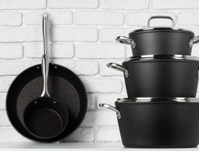 Lavar el sartén u olla dependiendo de su material. Foto:Tiendas Ara - iStock - TikTok @ofertu_colombia