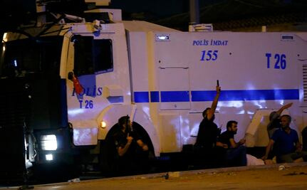 Reportan nuevo enfrentamiento entre policía y soldados en Estambul