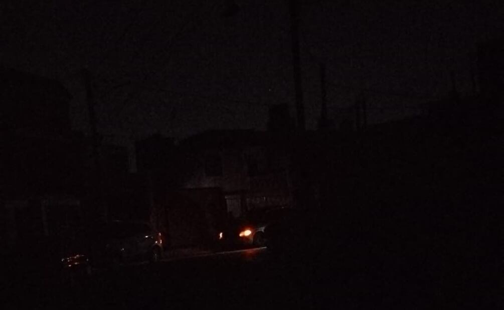 Más de una decena de colonias de nueva cuenta reportaron apagones después de las 19 horas. Foto: Especial