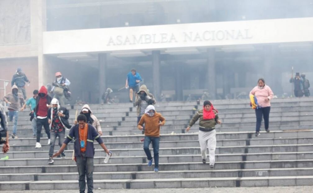 Militares y policías desalojan a manifestantes que tomaron el Congreso de Ecuador
