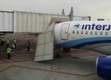 Interjet plane crashed with passenger walkway, no injuries
