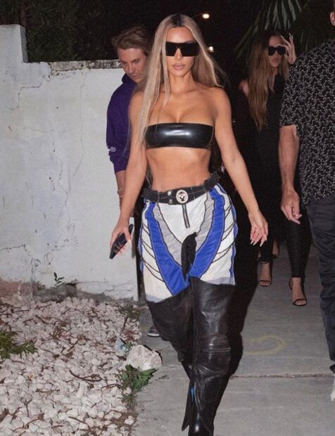 Adiós al rubio, Kim Kardashian le da la bienvenida a la Navidad con nuevo look ¡Luce impactante!