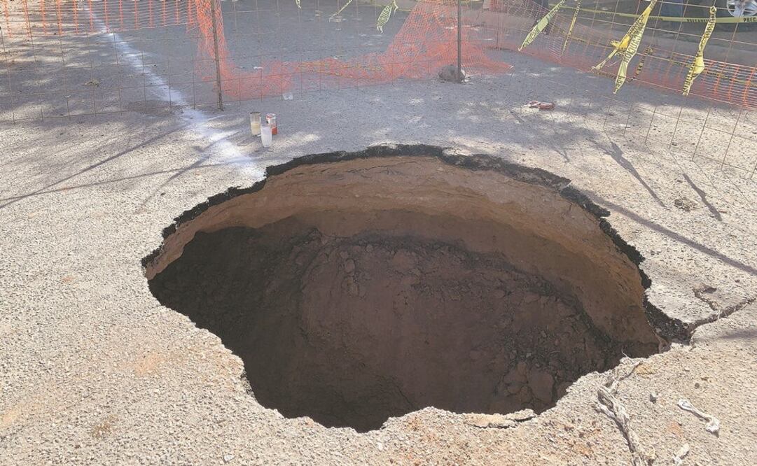 El lunes 14 de octubre, un hombre de la tercera edad cayó en un socavón provocado por un colapso en el drenaje, en la colonia Sonacer, y murió ahogado. En el lugar, familiares de Julio Manuel colocaron dos veladoras y una lata de cerveza abierta. AMALIA E