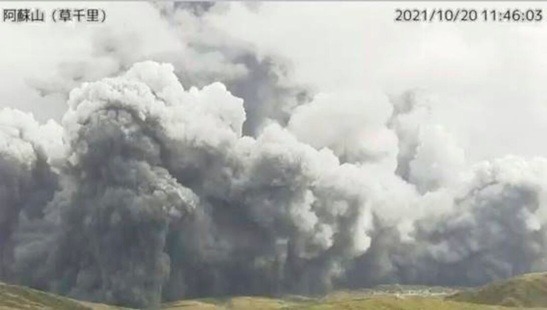 Así se vio en fotos la gigantesca columna de cenizas tras erupción del volcán Aso en Japón