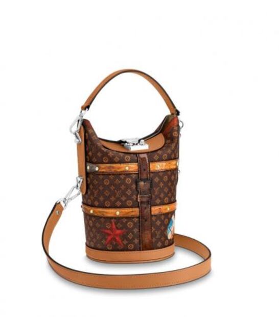 Belinda se sube a la tendencia de las 'bucket bags' con una Louis Vuitton de 70 mil pesos