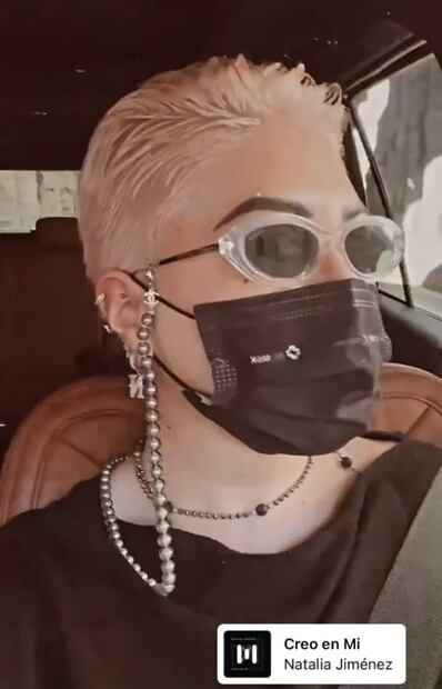 Mamá de Christian Nodal estrena look platinado rockero