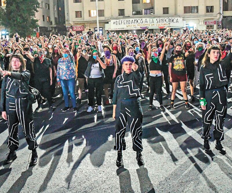 En Chile realizaron el performance “Un violador en tu camino” por el Día Internacional de la Eliminación de la Violencia contra la Mujer. MARTIN BERNETTI. AFP