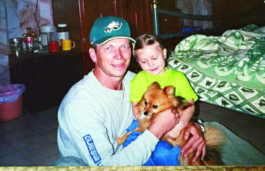 Igor y la pequeña Anastasia Lechtchenko; la joven, de ahora 19 años, colecciona tenis, le gusta la serie "Futurama", y preservó el disco "The Dark Side Of the Moon", de Pink Floyd, de su padre cuando se fue de casa (ANA LAURA HERNÁNDEZ. EL UNIVERSAL)