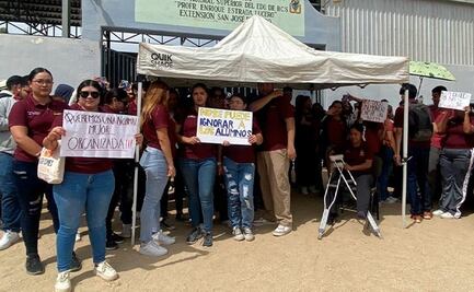 Normalistas protestan por falta de una escuela digna en Baja California Sur