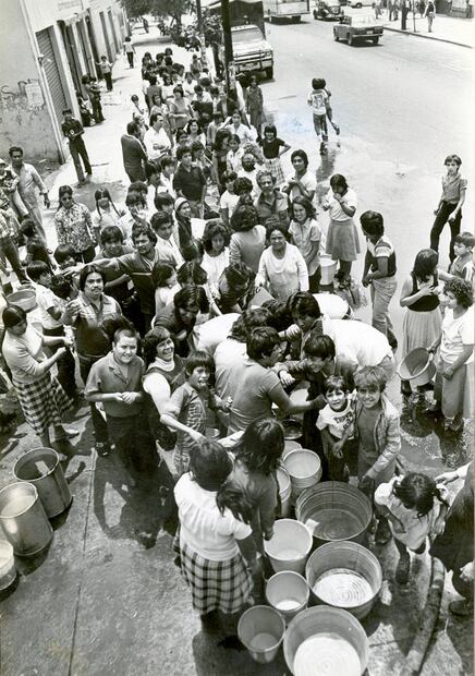 Por décadas, los vecinos de la capital han dependido de los “camiones cisterna” para llenar tinas y cubetas para hacer frente a la falta de agua. Archivo EL UNIVERSAL.