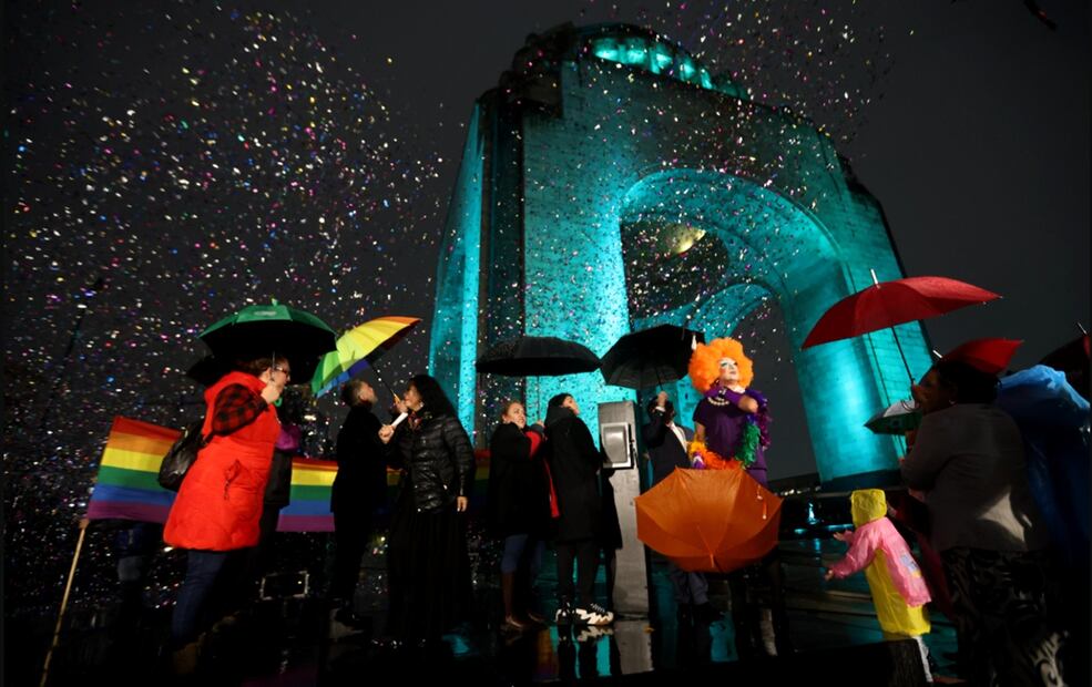 Proyecta Monumento a la Revolución los colores de la bandera LGBT+ en el marco de la edición 47 de la Marcha del Orgullo en la Ciudad de México, el jueves 27 de junio de 2025. Foto: Valente Rosas/EL UNIVERSAL