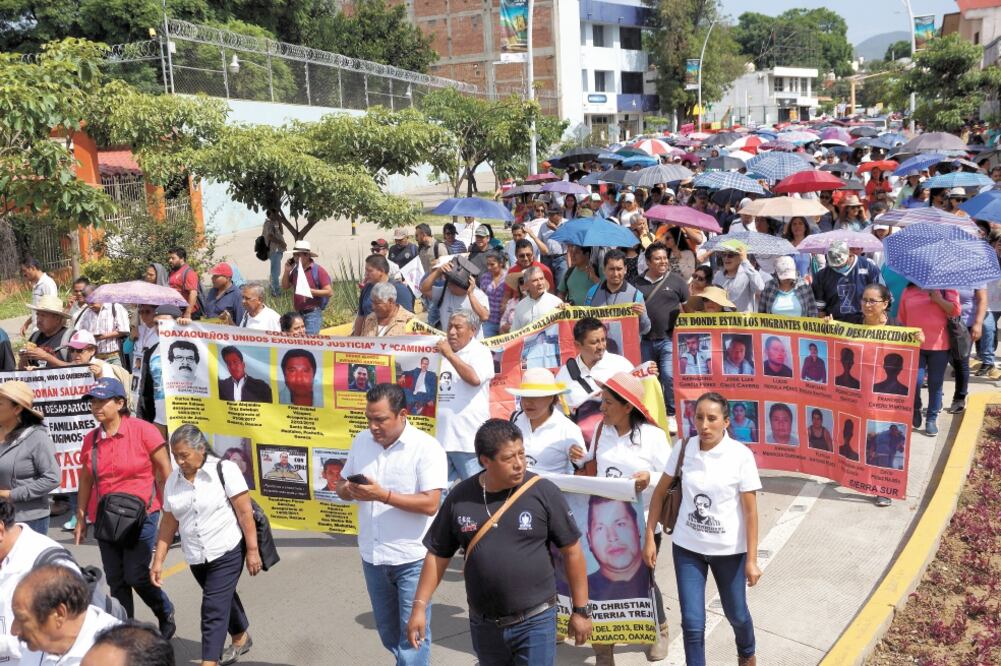 En Chihuahua, Sinaloa, Oaxaca, Zacatecas y Jalisco, entre otros, familiares de personas desaparecidas marcharon para exigir justicia a las autoridades. Foto/EDWIN HERNÁNDEZ. EL UNIVERSAL