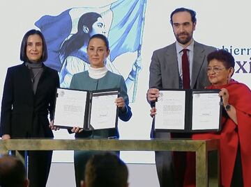 Sheinbaum firma decretos; declaran retorno de Pemex y CFE a ser empresas públicas