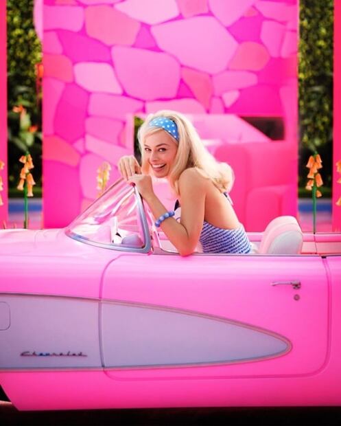 Cómo llevar la tendencia Barbiecore como las celebridades