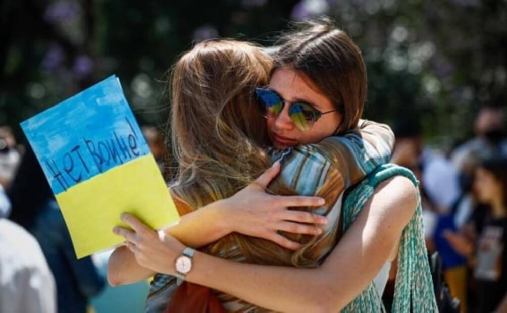 Comunidad ucraniana en México marcha sobre Reforma para pedir la paz en su país