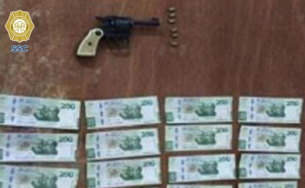 Policía confiscó un arma de fuego y dinero en efectivo. (22/10/2024). Foto: Especial