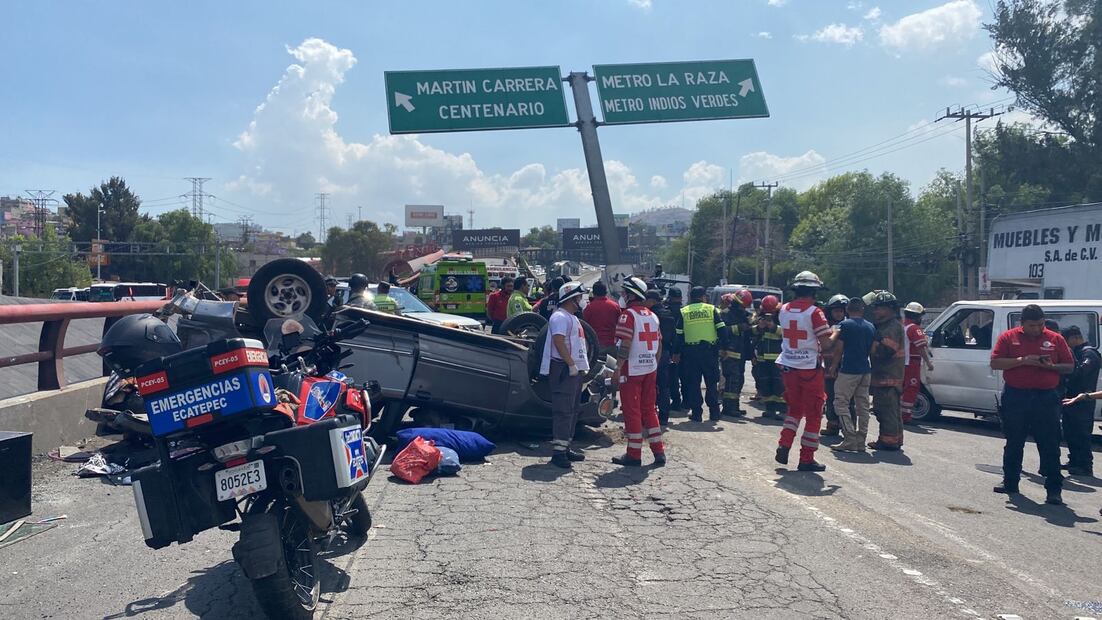 El choque entre dos vehículos privados y una unidad  de pasajeros, provocó la volcadura de una camioneta color plata que quedó con las llantas hacia el cielo. Foto: Especial