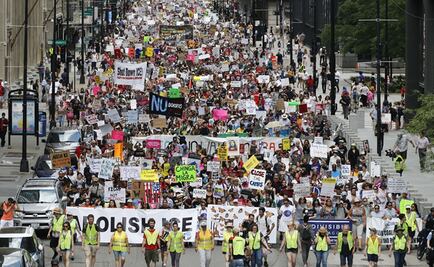 Miles protestan en Chicago contra las "crueles" redadas de Trump
