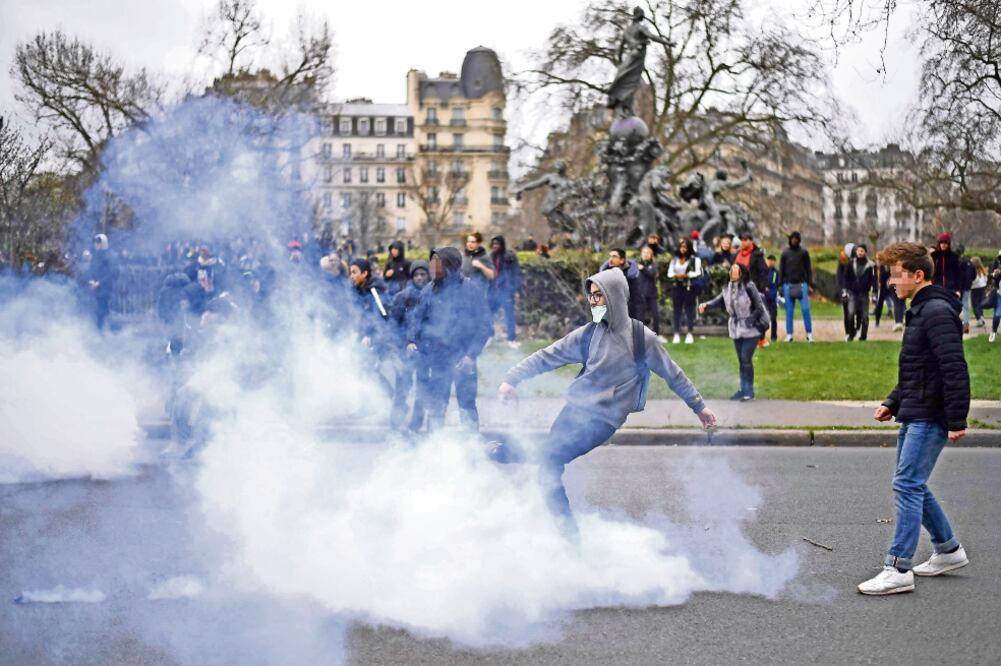 Una protesta de jóvenes y estudiantes en París terminó ayer en un enfrentamiento con las fuerzas del orden, las cuales lanzaron gases contra los manifestantes (LIONEL BONAVENTURE. AFP)