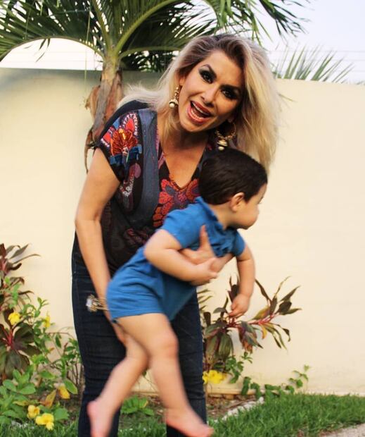 Dulce amaba su faceta de abuela, aquí con su nieto Leonardo, a quien visitaba en Mérida cada vez que podía.
