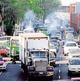 Hoy no circulan autos con engomado azul 