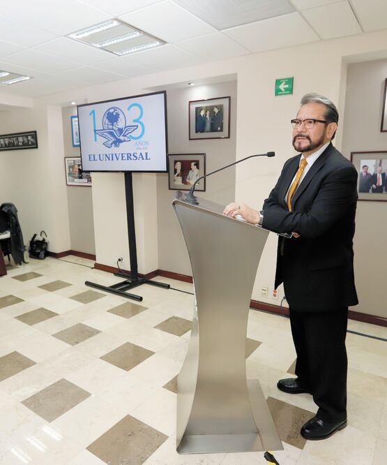 El gerente de Recursos Humanos de EL UNIVERSAL, Gonzalo Palacios (der.), celebró la implementación de la NOM 035. BERENICE FREGOSO. EL UNIVERSAL