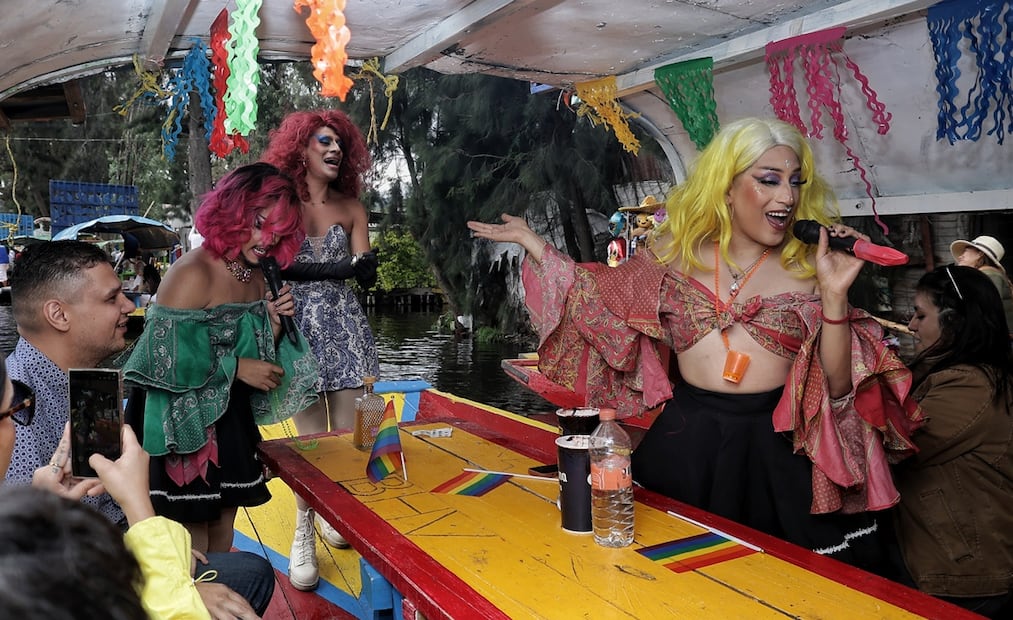 El colectivo LGBTQ+ Chilangas Dragas durante el show Dragjineras que realizan en el embarcadero salitre en Xochimilco. Foto: Fernanda Rojas / EL UNIVERSAL